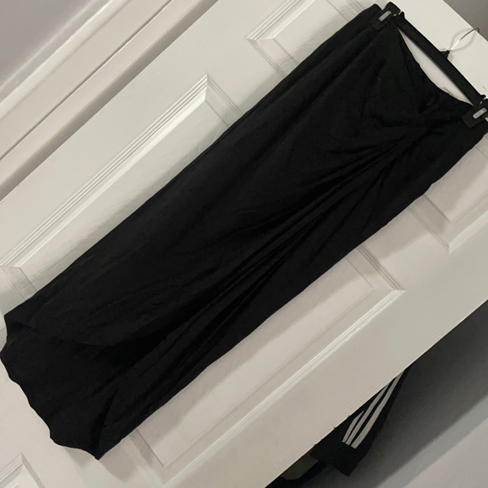 Women’s skirt with knot on top side and split